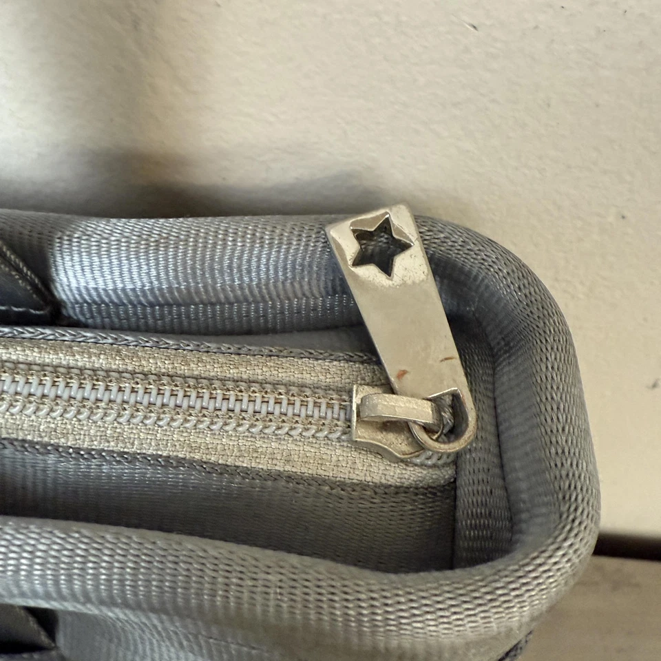 Bolso de Mano Harveys Cinturón de Seguridad para Mujer Gris Plateado Tejido Hombro Cremallera Cartera LEER Foto 4 de 4