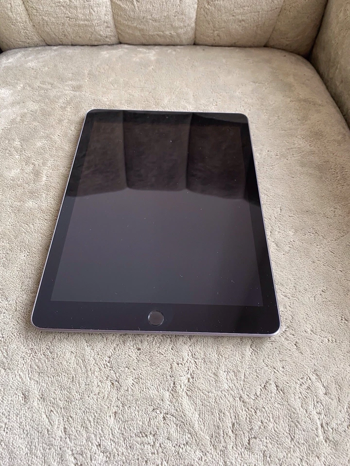 Apple iPad 6. Generation 32GB Wi-Fi Space Grau A1893 - Bild 2 von 4