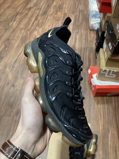 all black vapormax plus men