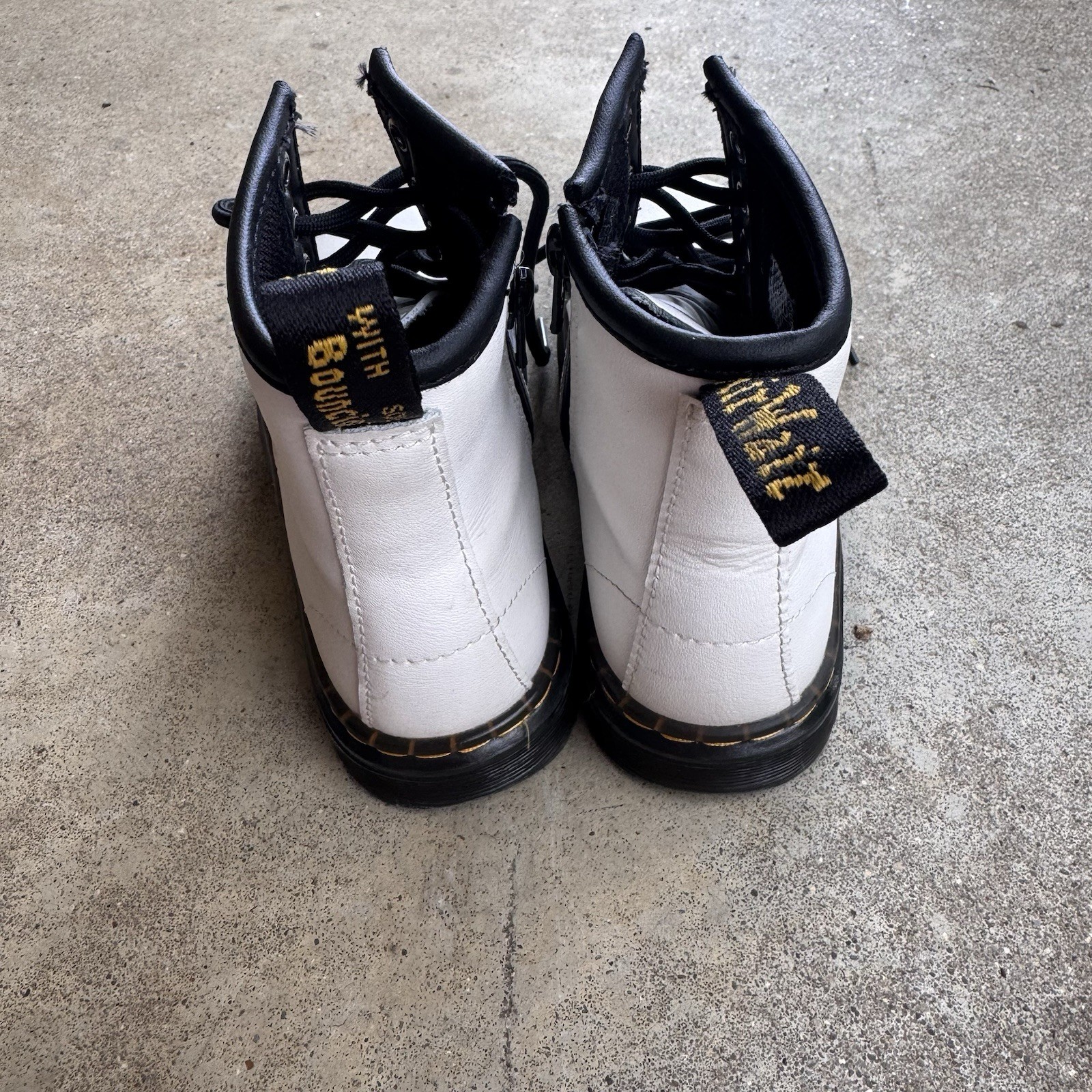 SAOLA Stivali da combattimento DR MARTENS Zavala J pelle bianca ragazza 13 suola piatta cerniera laterale