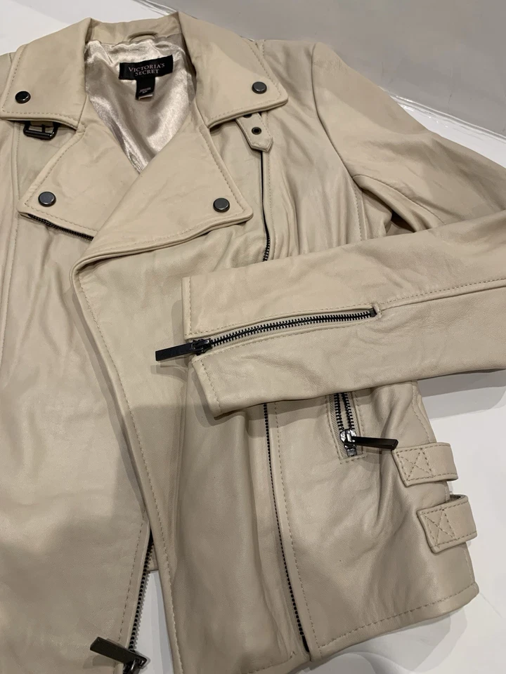 Chaqueta Moto Victoria’s Secret VS Cuero Usada en Excelente Condición - Talla Pequeña - Color Crema Foto 2 de 4