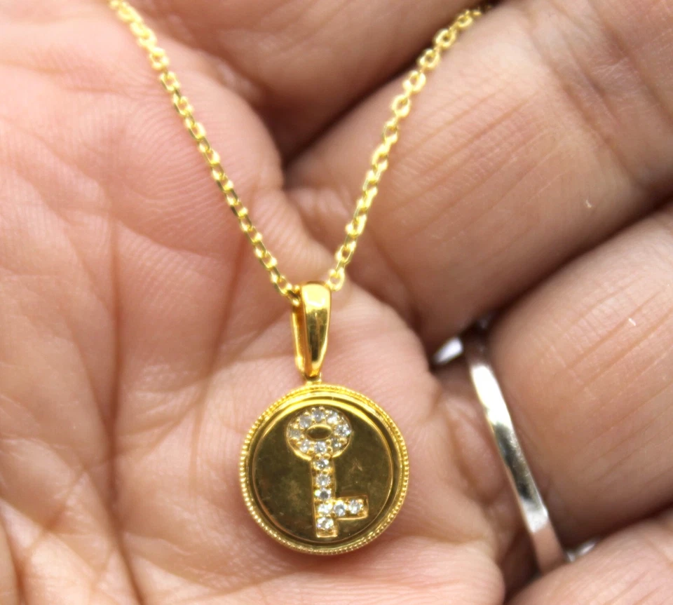 Collar colgante redondo con llave de diamantes en oro amarillo macizo de 14 K Foto 2 de 4