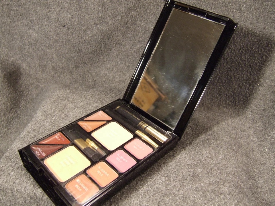Neiman Marcus eyes cheeks lips palette 1.54 Oz (43.46g) Dior ? St. Laurent ? NEW - Imagem 4 de 4