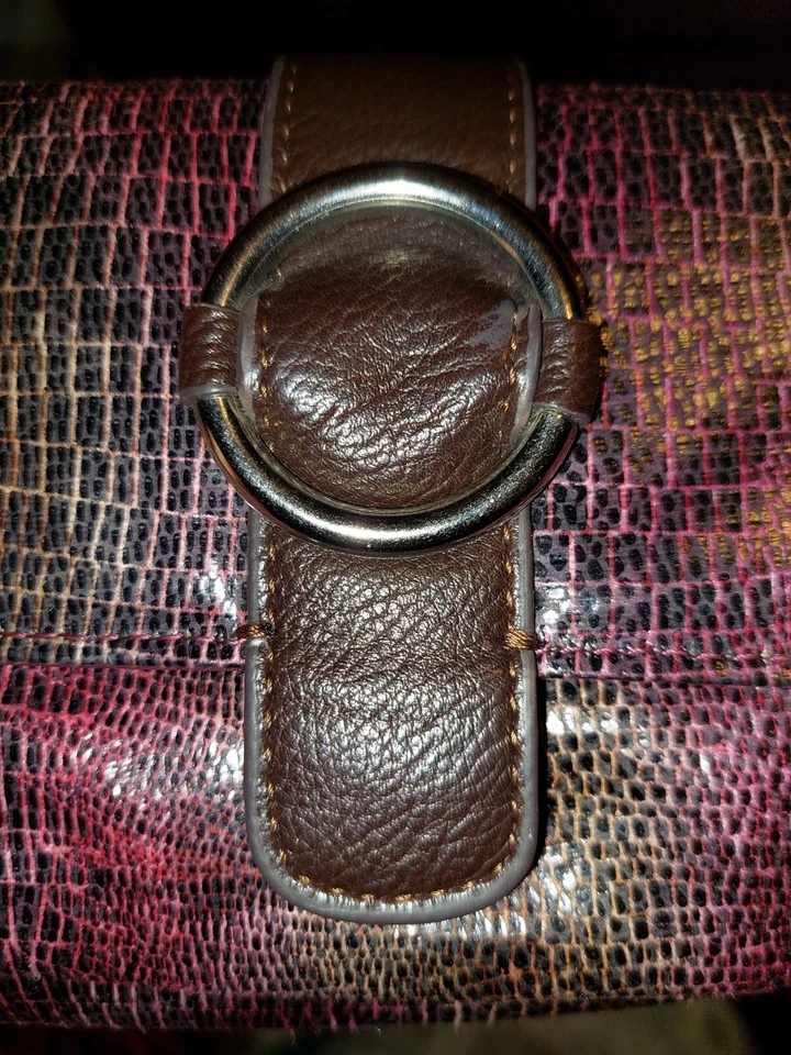 Christopher & Banks Bolso sin asas Monedero Muñequera Brillante Reptil Estampado Diseño  Foto 3 de 4