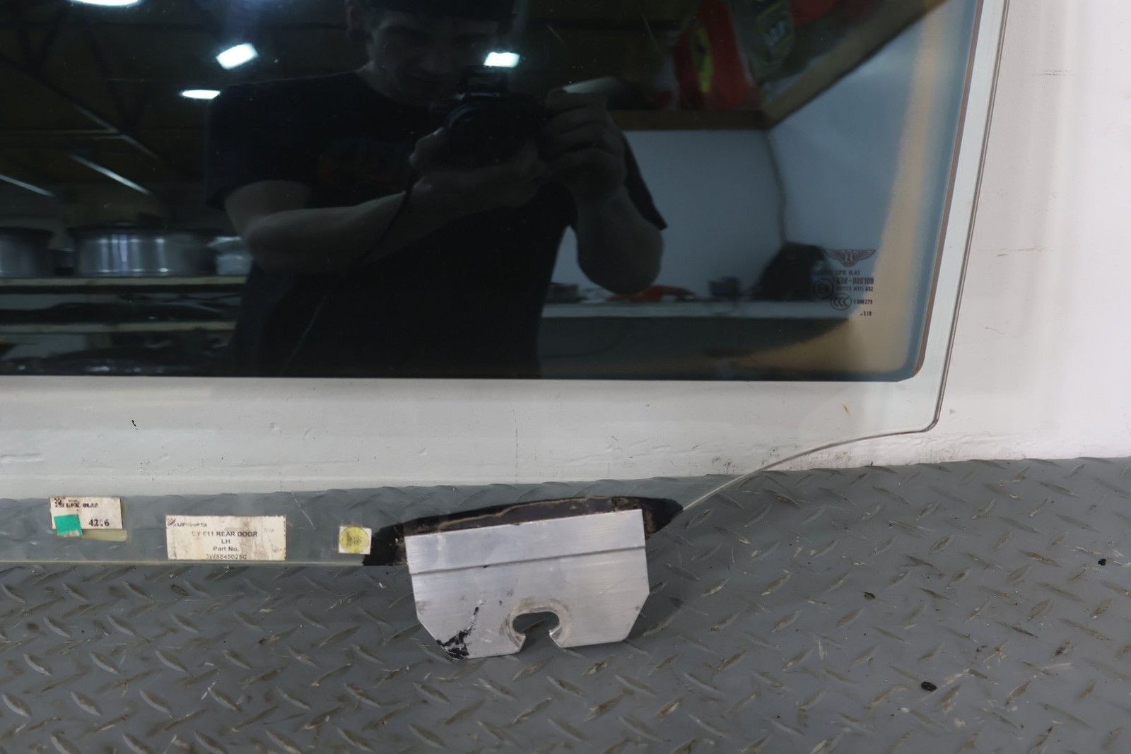 06-12 Bentley Flying Spur Rear Left LH Door Window Glass (Self Tint) Delaminated