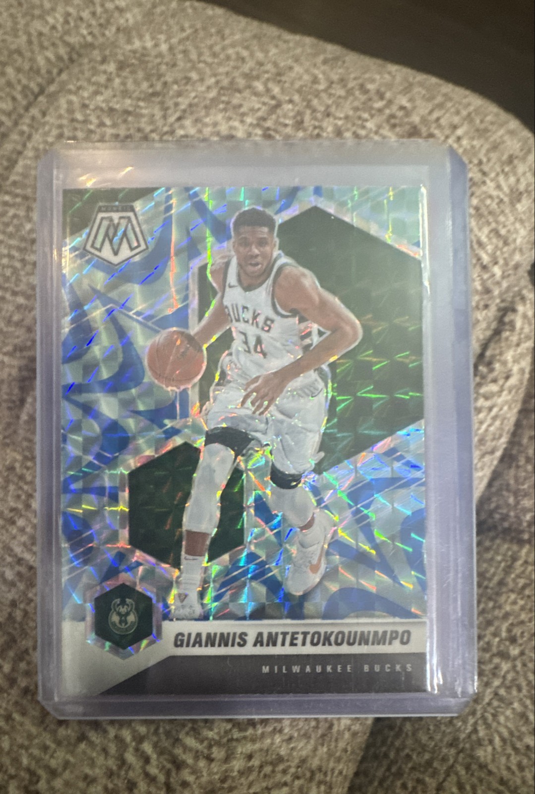 2020-21 Panini Mosaic - Giannis Antetokounmpo #80 Reactive Blue Prizm