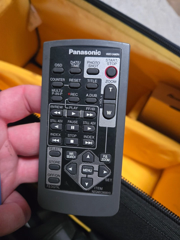 Videocámara Panasonic AG-DVC7 Mini DV 750x zoom digital con control remoto, manual y estuche Foto 3 de 4