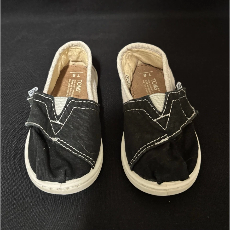 Так мило! TOMS крошечные классические черный и желтовато-коричневый ребенка ясельного возраста мальчика девочки холст туфли размер T 6 - Изображение 2 из 4