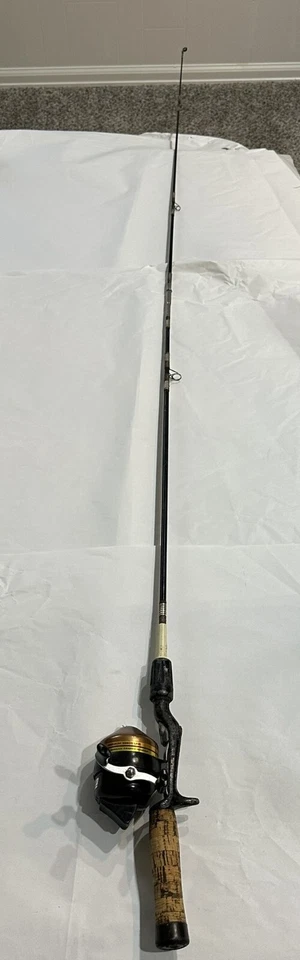 Vintage zebco 5'10" 2 piece fiberglass casting rod w/ 600 spincast reel USA - Image 2 of 4