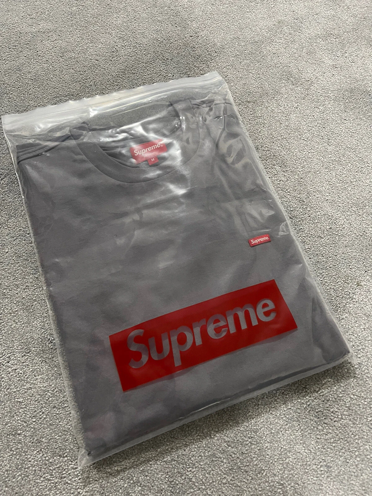 T shirt gris charbon de bois Supreme flambant neuf petite boîte logo L/S taille M