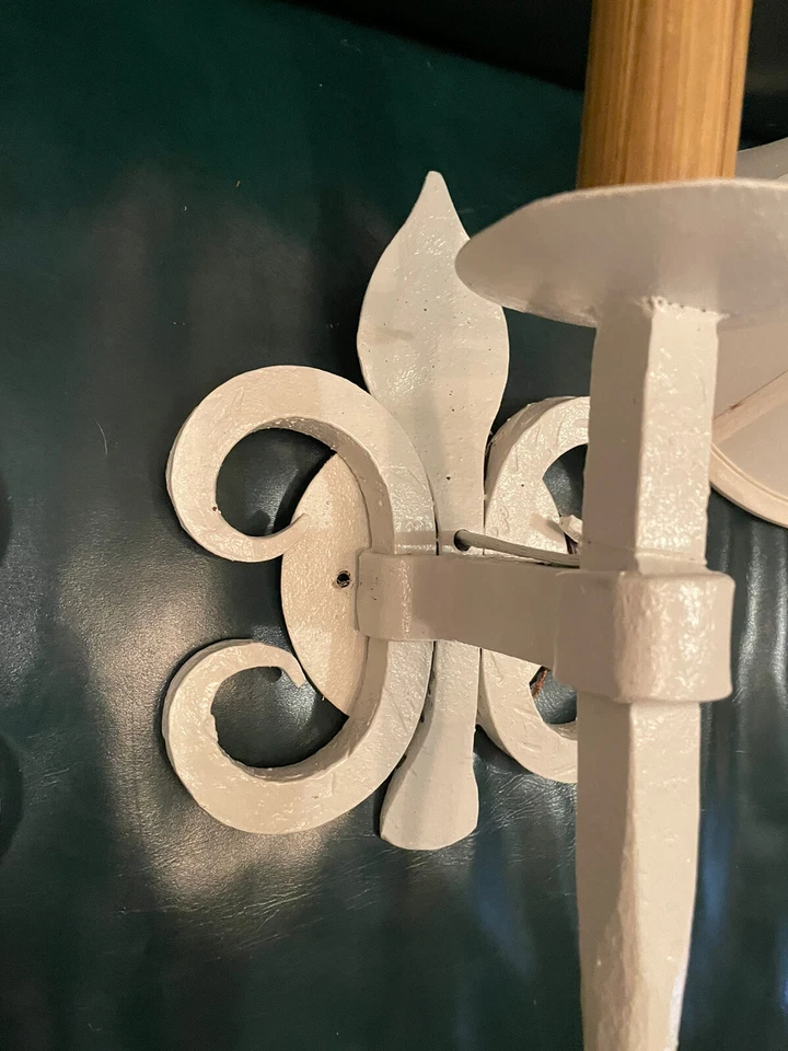 Par de apliques de pared de hierro pintado blanco vintage con cable con pantallas de lámpara funciona 100 % Foto 3 de 4