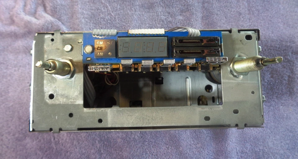 SUPERB REFURBISHED Genuine GM Delco 2700 Series Digital ETR AM FM Stereo Radio - Image 3 of 4