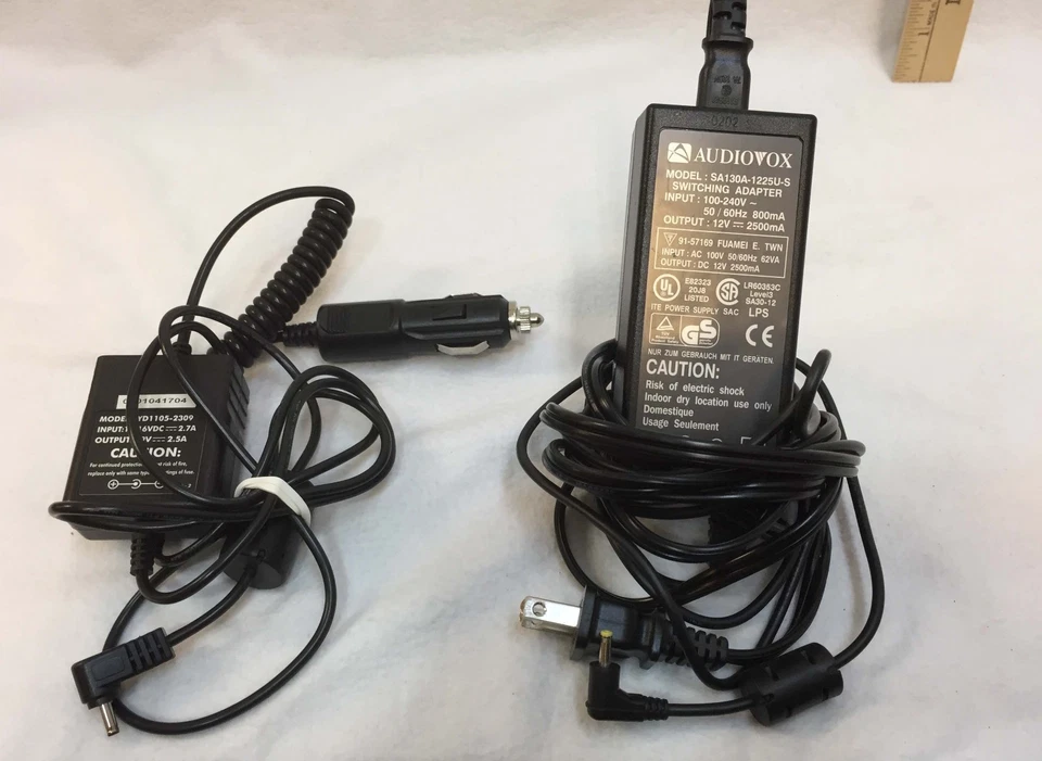 Adapters Earbuds Audiovox Vehicle Battery Adapter Switching Adapter Lot of 4 - Imagem 3 de 3