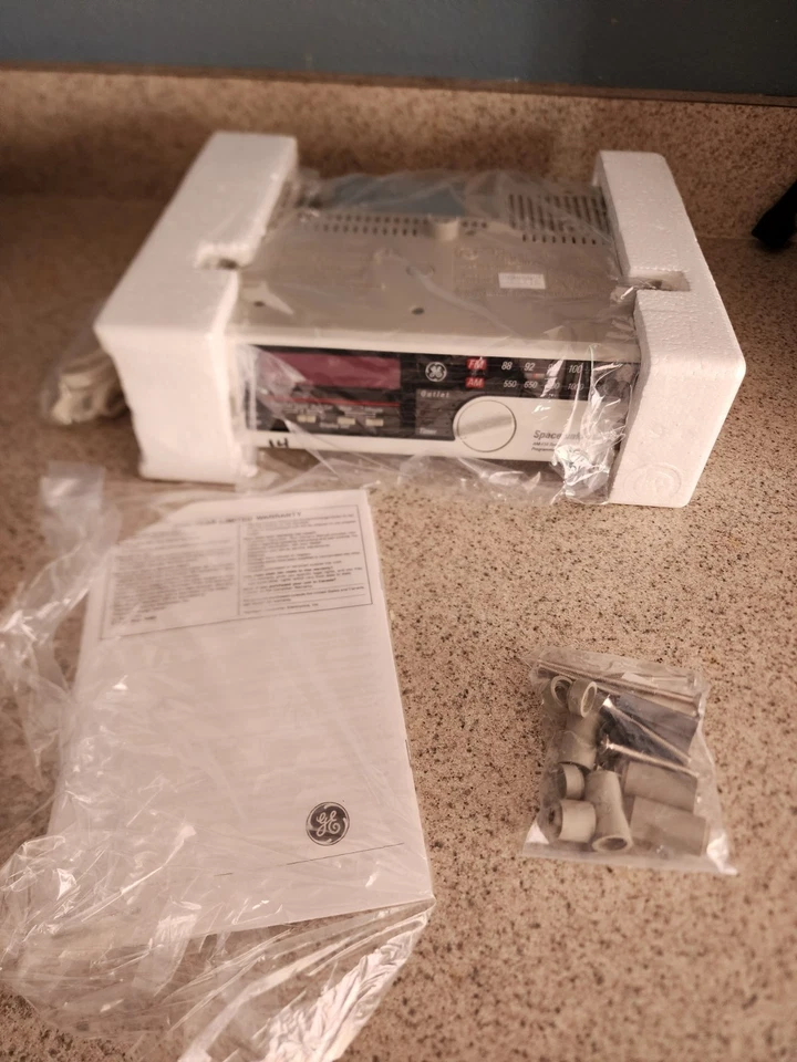  Spacemaker Companion AM FM Clock Radio Under Cabinet Light 7-4230 NEW IN BOX - Image 4 of 4