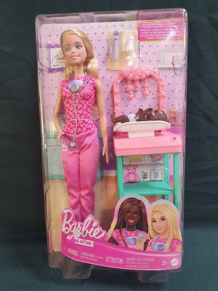 Mattel® JCR72 Barbie Deluxe Karriere: KinderäRztin Verpackung BeschäDigt-image