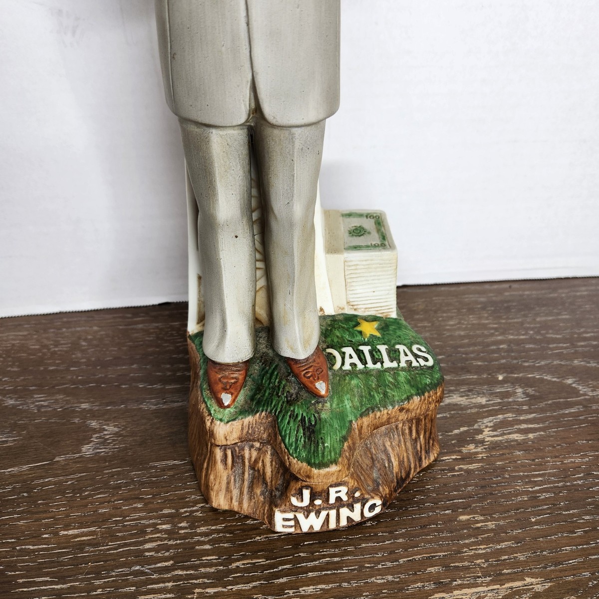 Statue De Jr Ewing (Serie Dallas) En Porcelaine Avec Boite a Musique