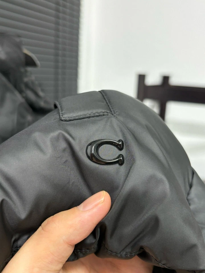 Chaleco acolchado de plumón Coach Signature para hombre negro/gris, cualquier talla. Foto 4 de 4