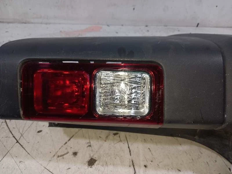 Tapa de parachoques trasero derecho 850162827R / 2662730 para Renault Trafic Comb Foto 4 de 4