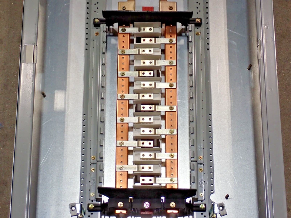 Panel interruptor principal Cutler Hammer PRL2A 225 amperios 3W 125/250VDC 30 CKT NEMA 1 p346 Foto 4 de 4