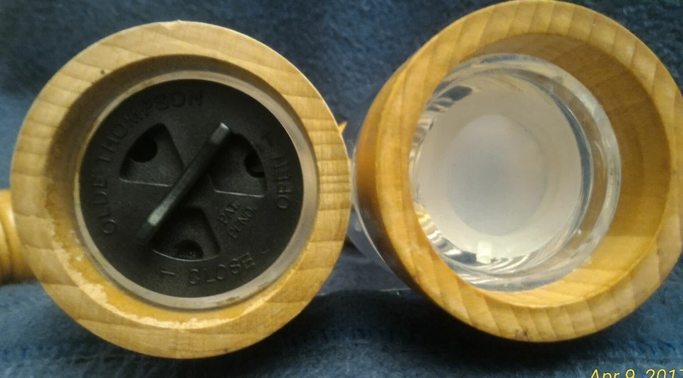 Olde Thompson VINTAGE 8" Acrylic Beech Wood Salt & Ceramic Pepper Mill Set  - Imagem 4 de 4