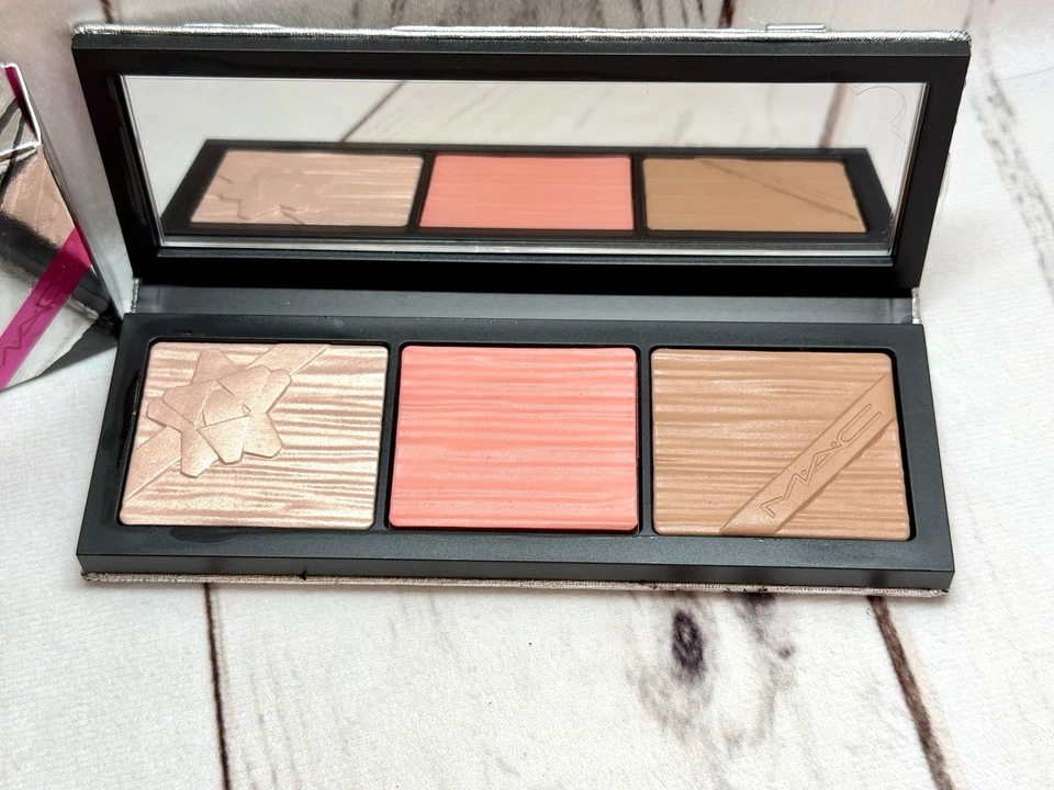 NIB MAC Holiday 2018 Shiny Pretty Things Face Compact Palette - Fair ~ Authentic - Image 2 of 4