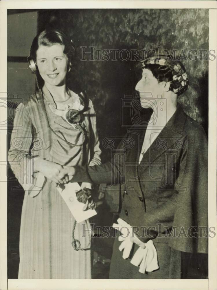 1935 Press Photo London telephone worker E.W. Cain wins "Golden Voice" award