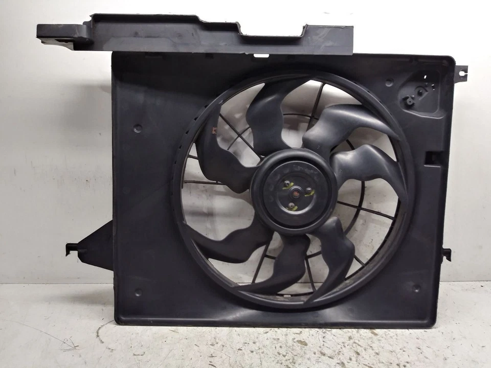 2015 Hyundai Santa Fe OEM engine radiator fan assembly 121k miles fits 13-19 - Imagem 2 de 4