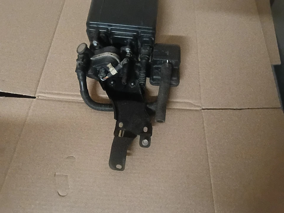 Lexus RX 400H 2006 bote de carbón de vapor de combustible P/N 77740-48140 OEM Foto 4 de 4