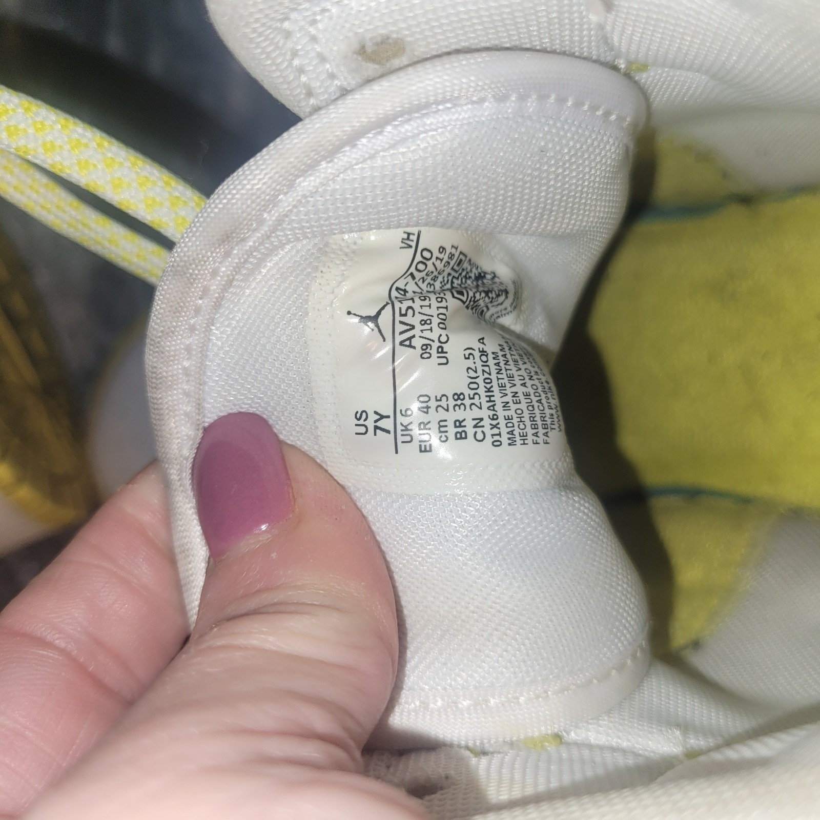 Air Jordan 1 Mid SE Yellow Floral Women Youth Size 7Y Sneakers thumbnail 2