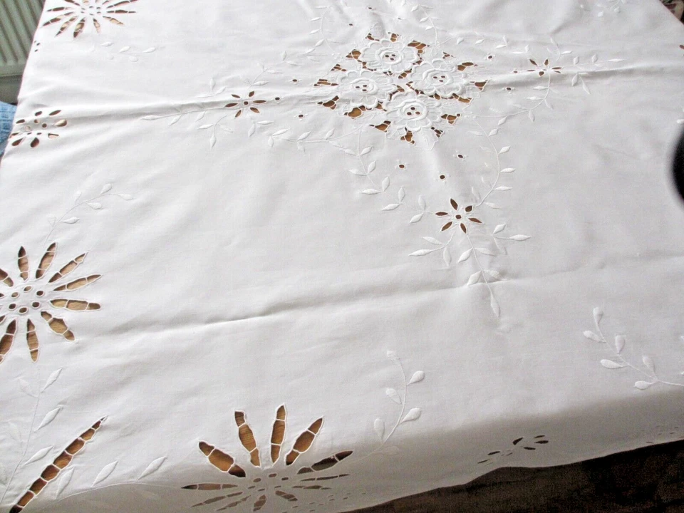 Tischdecke BW weiß, elegant, Richelieu  und Weißstickerei, 125 x 130, abgerundet