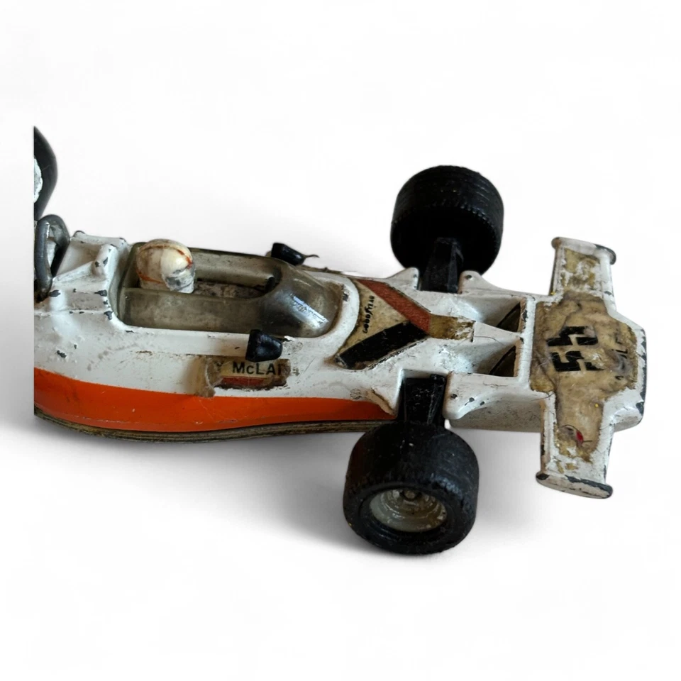 Coche de carreras fundido a presión Corgi Whizzwheels Yardley McLaren-Ford M19A F1 de colección Foto 2 de 4