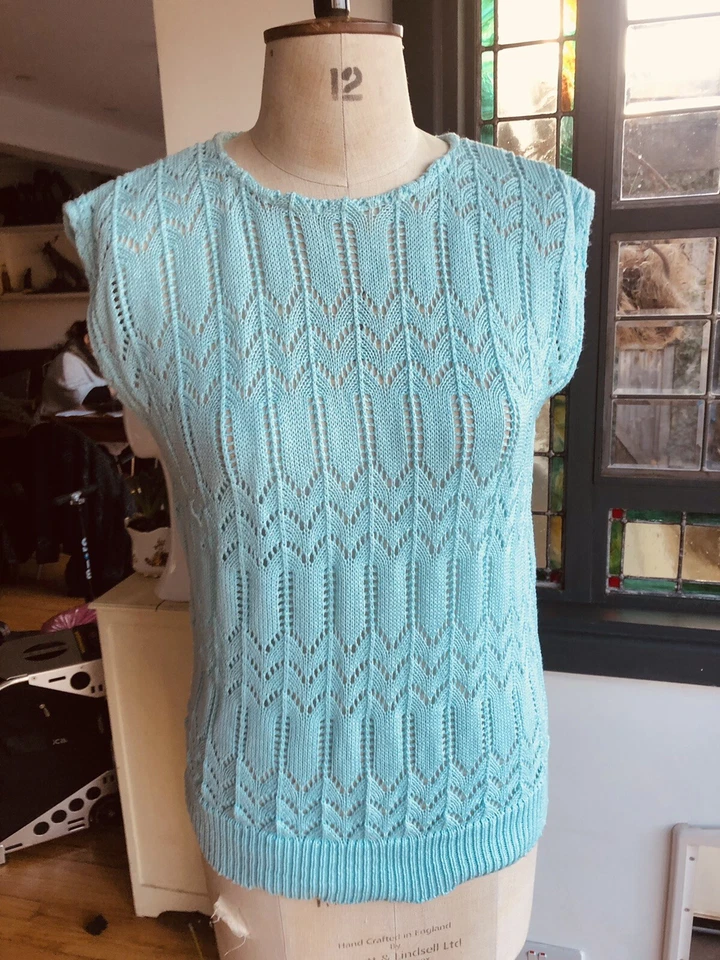 VINTAGE RODEE 1970S SIZE 10 LIGHT BLUE KNIT VEST TUNIC TOP SASH NECK ENGLAND  - Image 3 of 4