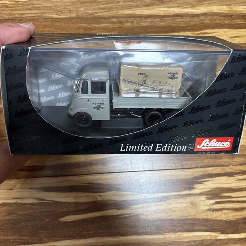 Schuco 1/43 Mercedes-Benz L 319 mit Piccolo Heinkel Roller