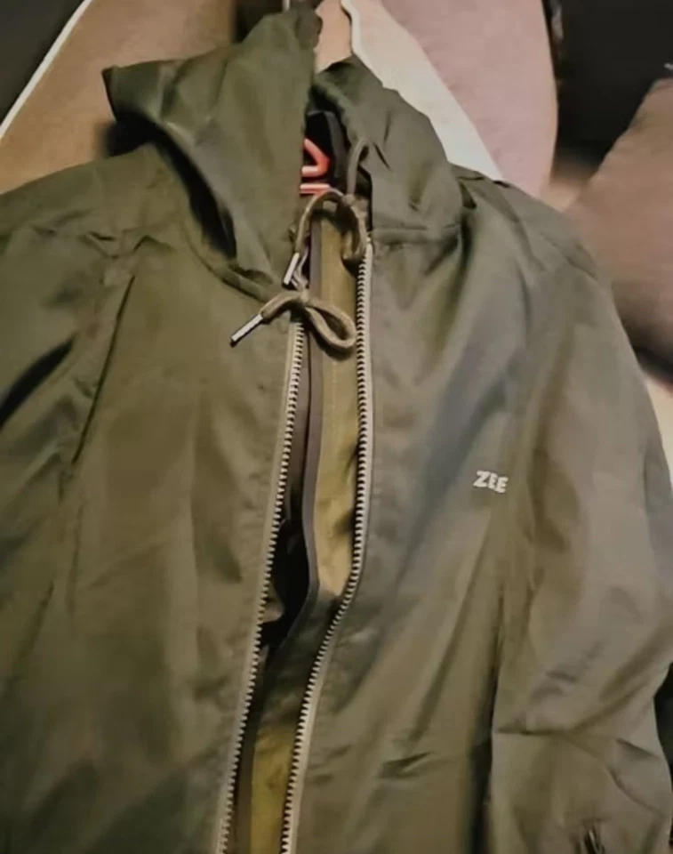 Men Hooded Waterproof Jacket Size XL - Image 3 of 3