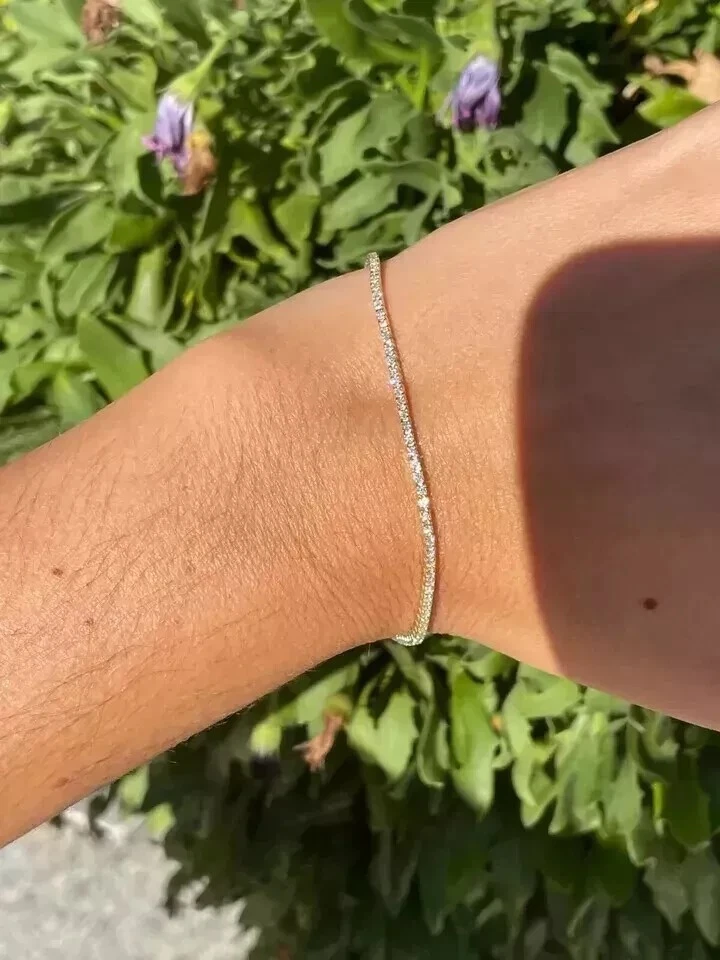 Brazalete de tenis de diamantes cultivados en laboratorio GVS2 de corte redondo de 0,8 quilates enchapado en oro amarillo de 14 k Foto 4 de 4
