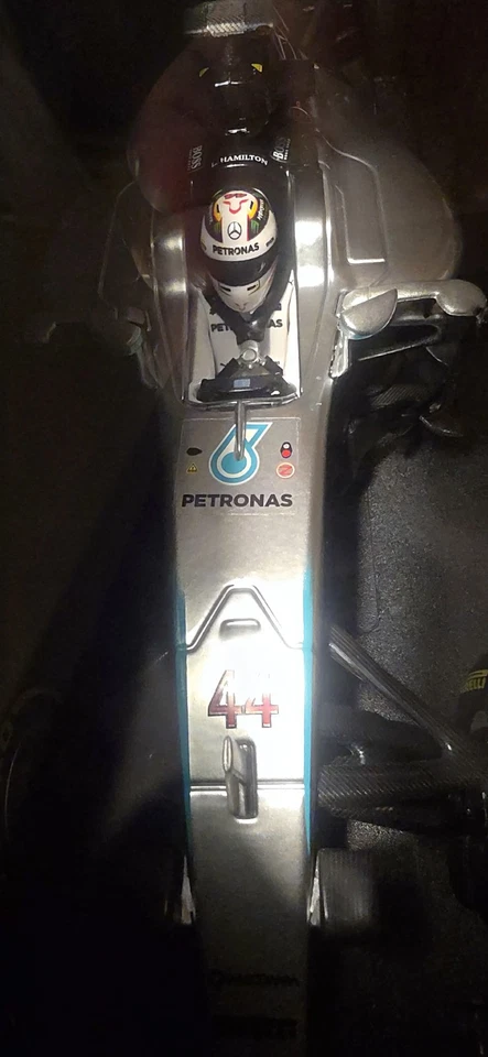 Mercedes-AMG F1 W07 híbrido Bburago 1:18 - Lewis Hamilton GP de Gran Bretaña 2016 librea Foto 4 de 4