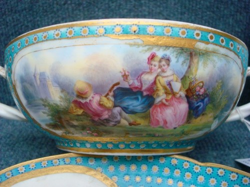 SEVRES LARGER PORCELAIN TASSE A BOUILLON, BIG SIZE, WITH FISH CARP AS FINIAL - Picture 8 of 12