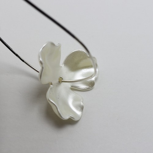 20 Ivory Acrylic Large Pearl Flower Beads Cap 38mm Center Hole Sewing Craft - Picture 6 of 7