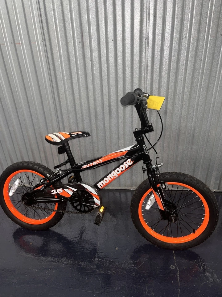 Bicicleta Mongoose Mutant 16" para niños de 3 a 5 años, negra y naranja Foto 2 de 4