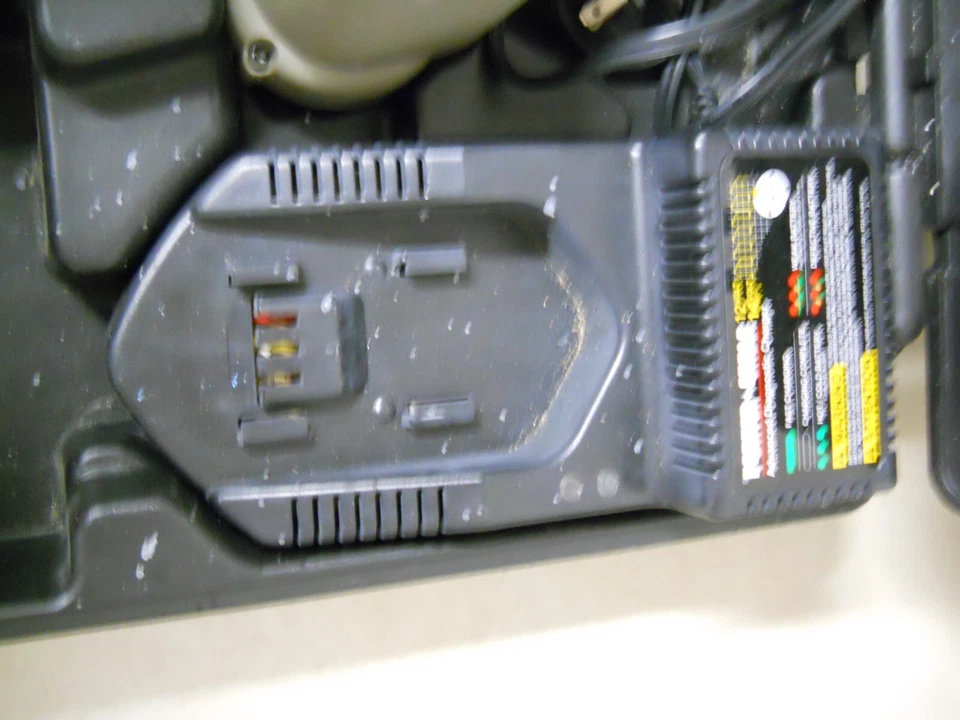 Porter Cable 无绳 Brad Nailer 套装 12V 充电器及电池 气动 BN200V12 — 第 3/4 张图片