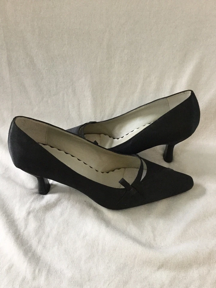 Zapatos de tacón Liz Claiborne Flex Kitten con acento de lazo lateral negros talla 6,5 Foto 3 de 4