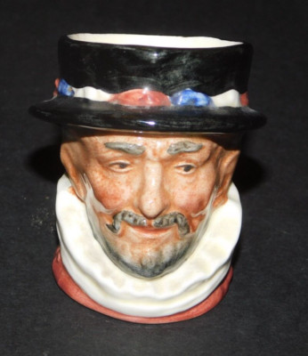 ROYAL DOULTON MINIATUR BEEFEATER FIGUR KRUG D6251 AUSGEGEBEN 1946
