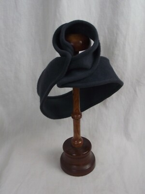Turban ''Céline Robert'' aus Filz grau blau gefaltet Blumenform