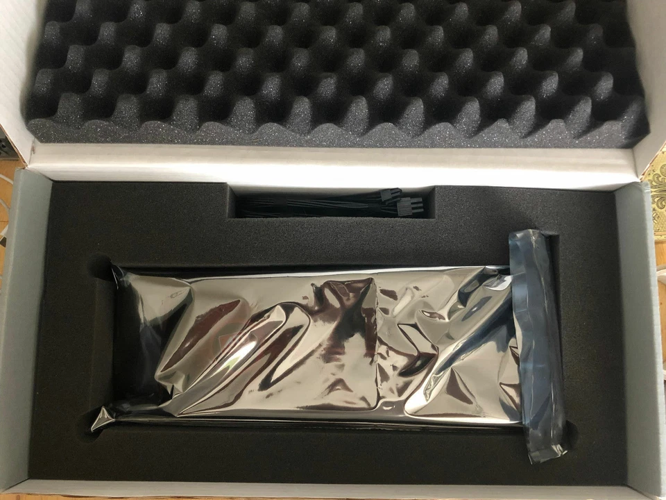 Genuine Apple Mac Pro 1GB Radeon HD 5870 Graphics Video Card 5,1 2010 A1289 GPU - Image 2 of 2