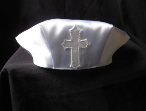 Chapeau casquette de baptême/baptême en satin croix blanche bébé garçon taille 0-18 M - Photo 1 sur 5