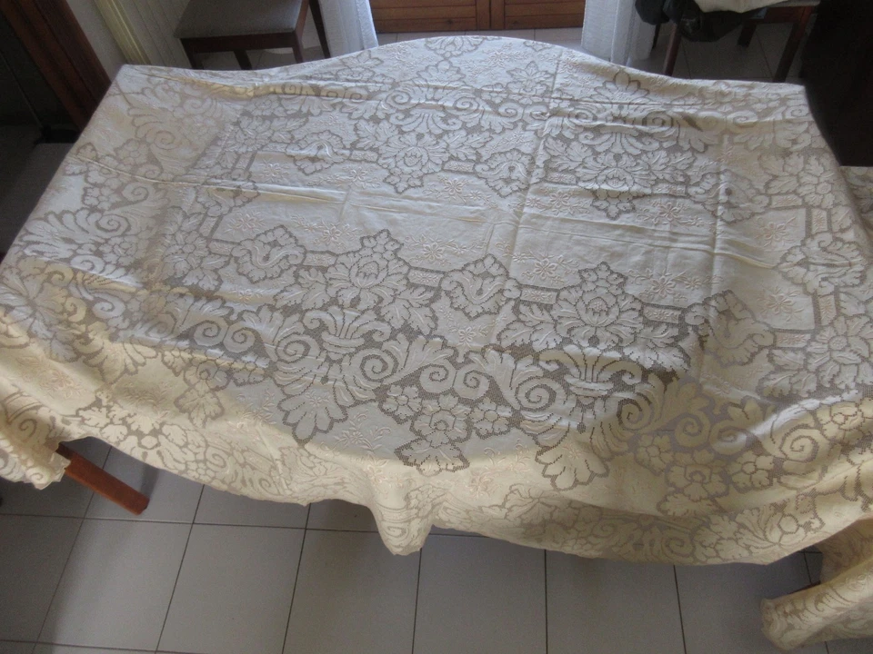 Exquisite Handgemachte Tischdecke in "Pizzo Cantú" punto pieno, Italien ca. 1950