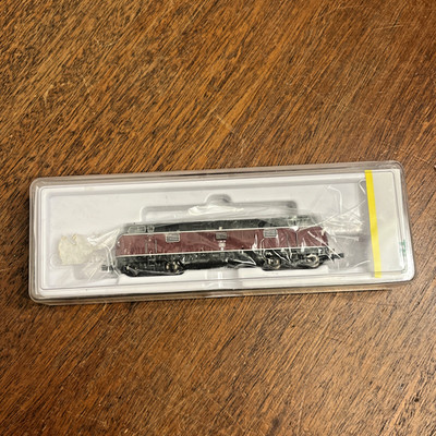 Minitrix Trix N Gauge Diesellok D-90408 V200.1 / BR 221 EPIII Locomotive #12450