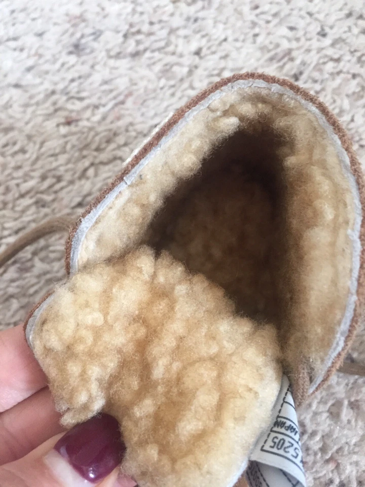 Zapatos UGG para bebé niño talla S se refieren a una tabla de tallas de zapatos Ugg Foto 2 de 4