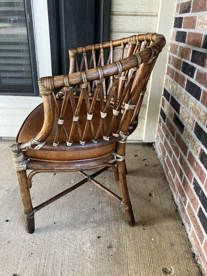 Silla de barril McGuire vintage de bambú y cuero Foto 3 de 4