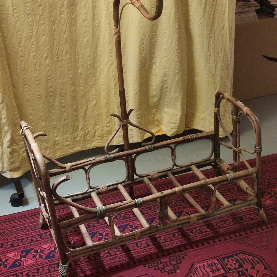 Ancien Grand Lit à baldaquin de poupée en Rotin. - Photo 2/4